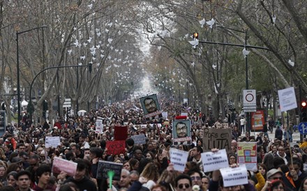 Milhares de professores manifestam-se em Lisboa em defesa da escola pública