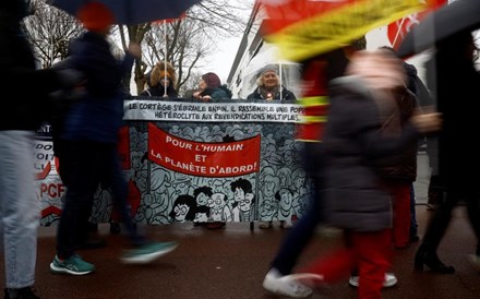 França sai à rua contra o plano de Macron de subir idade da reforma