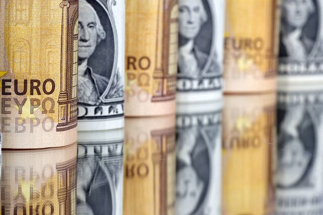 Moscovo retalia contra sanções dos EUA e UE. Suspende negociação em bolsa de dólar e euro