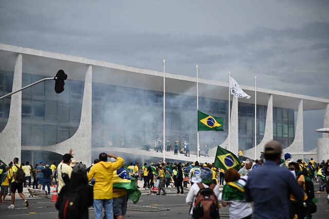 Ibovespa e real com perdas a rondar 1%. Juros agravam-se após revolta