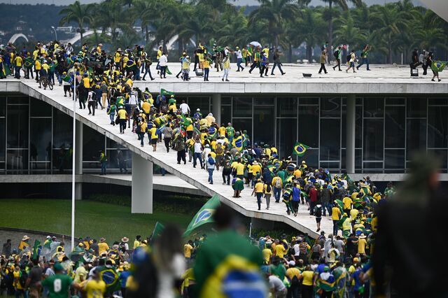 Mais de 400 presos após ataque aos três poderes no Brasil