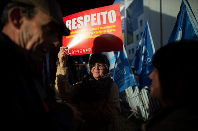 Portugueses dão razão aos professores. Greve divide mais