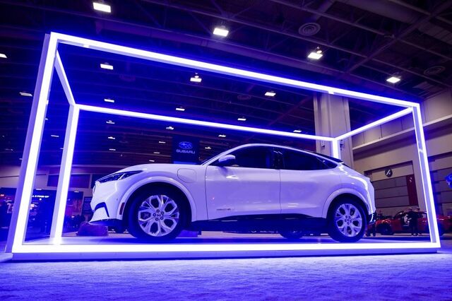 Guerra de preços nos elétricos: Ford corta preço do Mustang Mach-E em resposta à Tesla