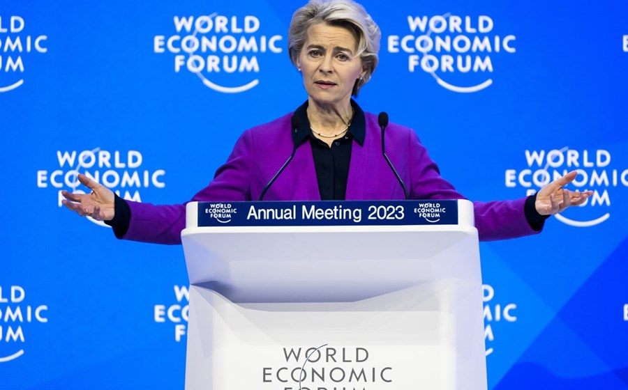 Em Davos, a presidente da Comissão Europeia anunciou um pacote de apoios ao investimento verde na União Europeia. O objetivo é o competir com Washington.