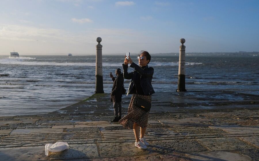 pessoas, terreiro do paço. turistas, turismo, lisboa. praça do comércio, cais das colunas