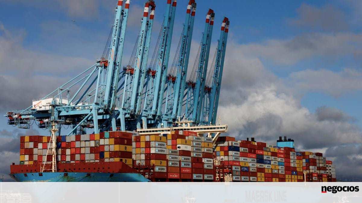 Maersk opta por rota através do Dubai para poupar "30% dos custos" e 70% do tempo