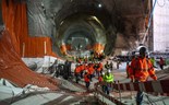 A luz ao fundo do túnel do metro entre Estrela e Santos. Veja as imagens