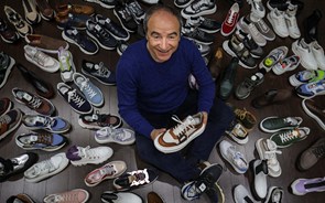 Carité deixa botas da NATO em casa e mostra a Milão sapatilhas da moda