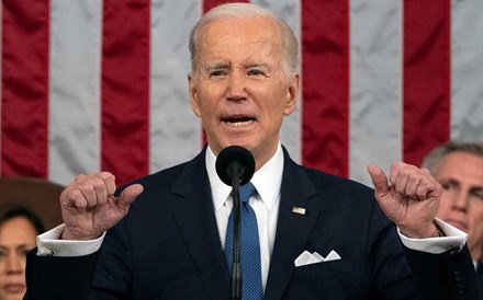 Biden assina pacote orçamental de 1 bilião de euros que evita 'shutdown'