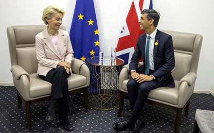 Ursula von der Leyen e Rishi Sunak juntos para acertar detalhes pós Brexit