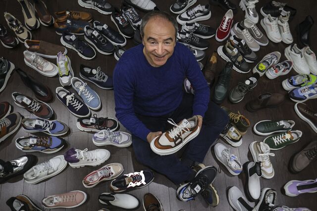 Carité deixa botas da NATO em casa e mostra a Milão sapatilhas da moda