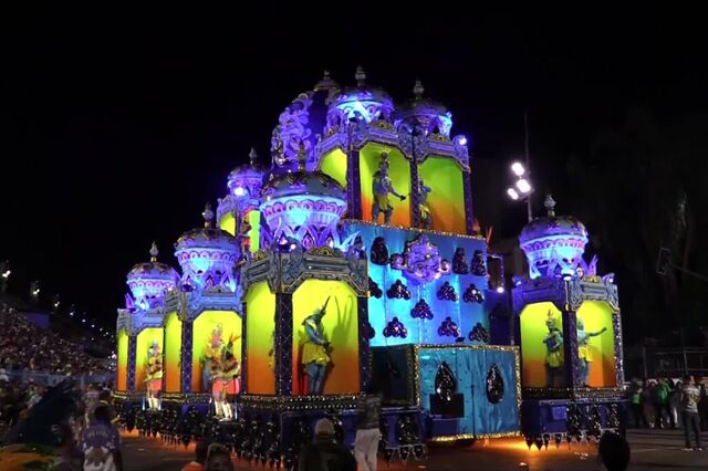 Desfile de Carnaval no sambódromo do Rio de Janeiro