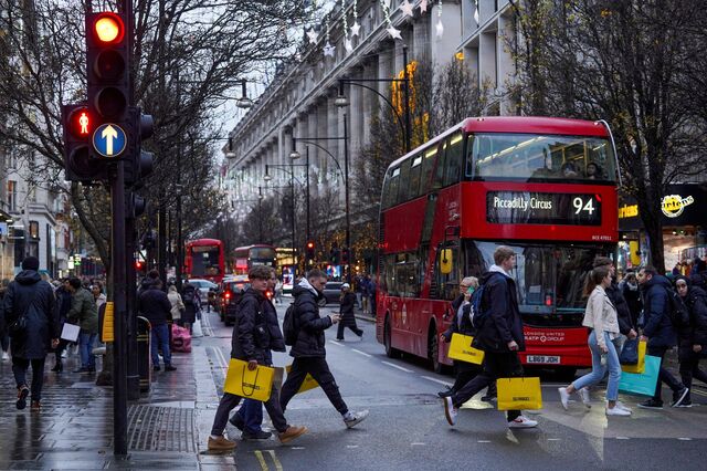 Economia britânica recupera em abril com ajuda do retalho