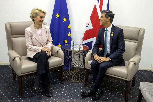 Ursula von der Leyen e Rishi Sunak juntos para acertar detalhes pós Brexit