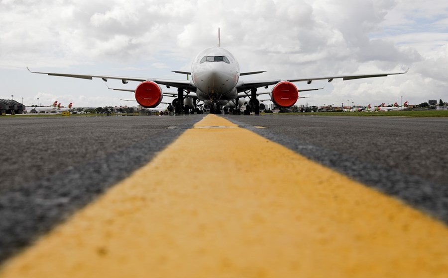 O regulador da aviação civil diz que o aumento das matérias-primas e da energia condicionou a retoma.