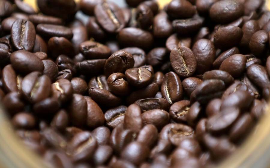 O café apresenta-se sob duas variedades: o robusta e o arábica.