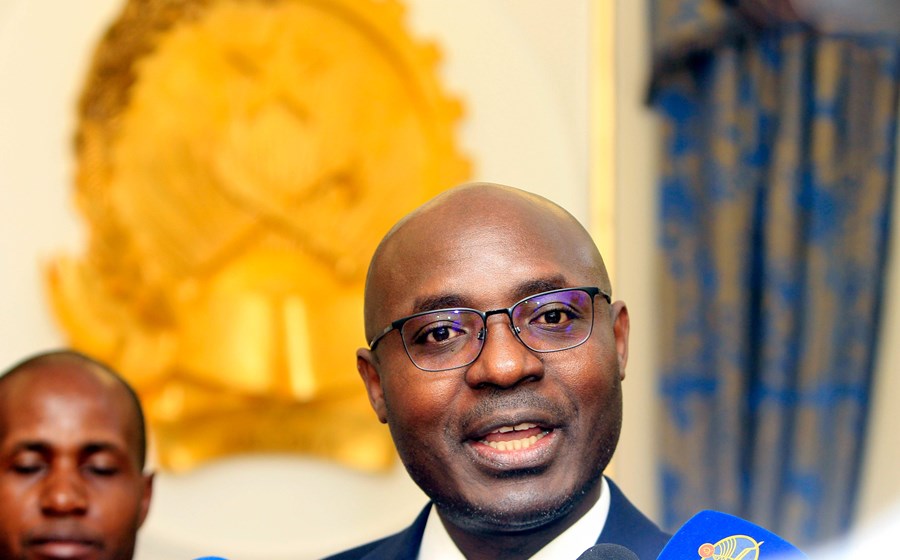 Rafael Marques sustenta que empréstimos da China a Angola foram parar a contas privadas.