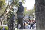 No jardim onde está a estátua do comendador havia várias velas acesas e, nas mãos da escultura que representa o empresário, uma coroa de flores brancas