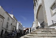 O cortejo fúnebre chegou à Igreja Matriz de Campo Maior, onde está a decorrer o velório, pouco depois das 11:00