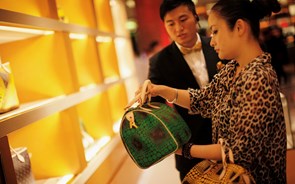 Confinamentos roubam à China sexto ano consecutivo de crescimento nos artigos de luxo