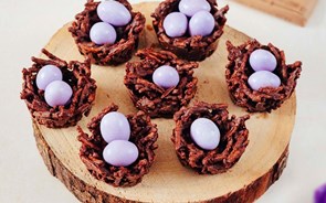 Receita para a Páscoa. Ninhos de chocolate com amêndoas