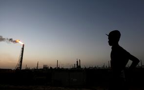 Petróleo sobe após semana turbulenta. Gás valoriza