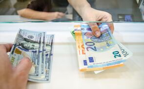 Dólar segue a desvalorizar após tumulto na banca