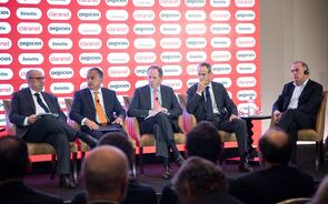 banqueiros, José João Guilherme, administrador da CGD, e os CEO João Pedro Oliveira e Costa (BPI), Pedro Castro e Almeida  (Santander), Miguel Maya (BCP), e Mark Bourke (Novo Banco).