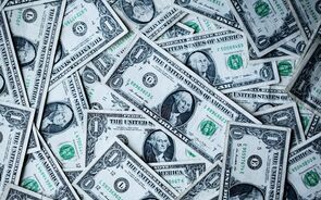 Dólar recua com impasse nas negociações do limite da dívida dos EUA