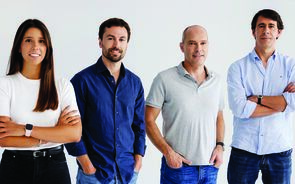 Carlos Alberto Silva e Carlos Moreira da Silva (primeiro e segundo a contar da direita) com Margarida Correia e Gonçalo Borges, da 33N.