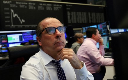Europa perde com investidores à espera de dados económicos
