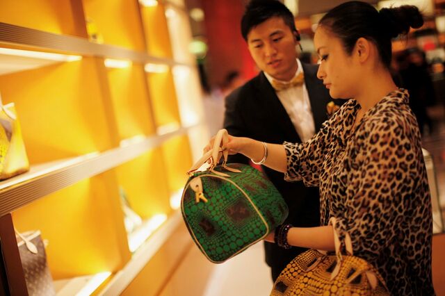 Confinamentos roubam à China sexto ano consecutivo de crescimento nos artigos de luxo