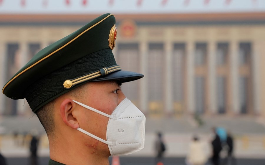 Um paramilitar faz guarda na Praça de Tiananmen, em Pequim, antes da sessão inaugural da Assembleia Popular Nacional.