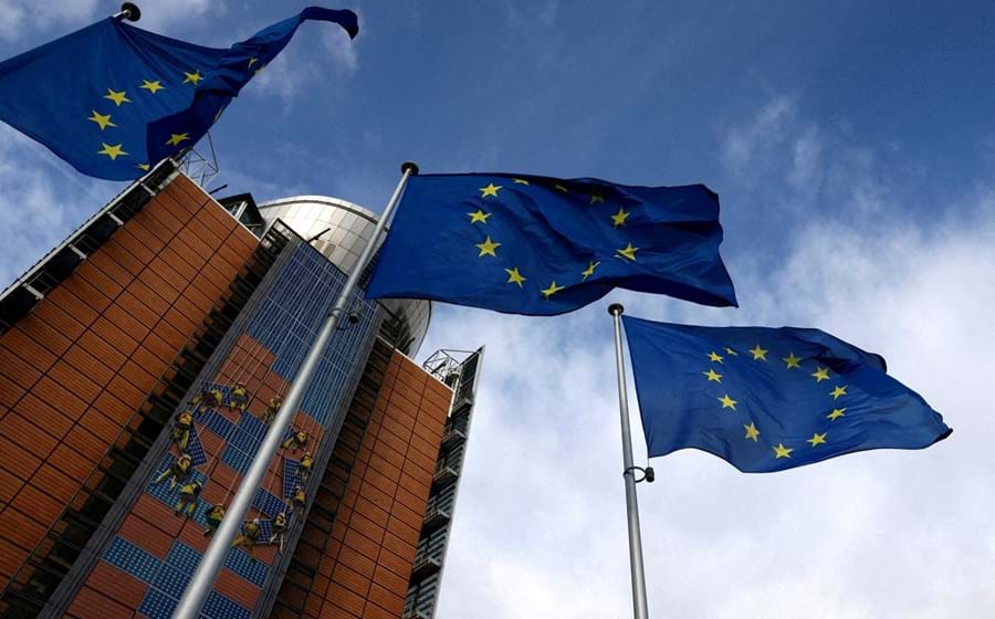 Tribunal de Contas Europeu alerta que regras atuais não fecham porta a reversão de metas e marcos após Bruxelas aprovar pagamentos associados.