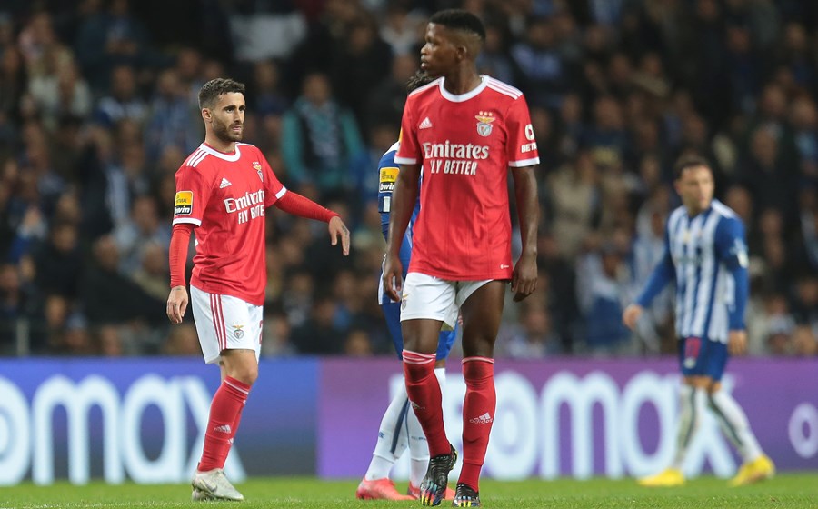 Benfica e Porto diminuíram os prejuízos no primeiro semestre da época, apesar de continuarem no vermelho. Já as contas do Sporting são positivas graças à transferência de atletas.