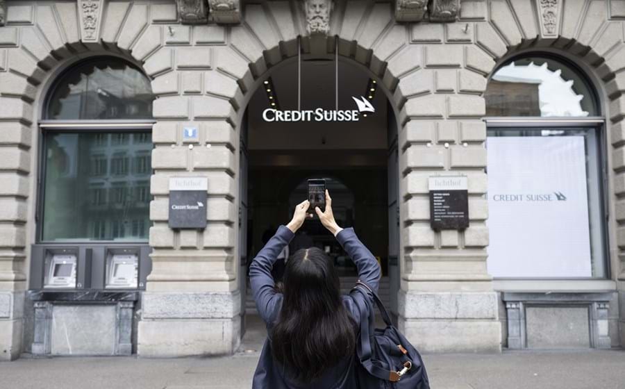 As autoridades suíças anunciaram no domingo a compra do Credit Suisse, segundo maior banco do país, pelo líder UBS.