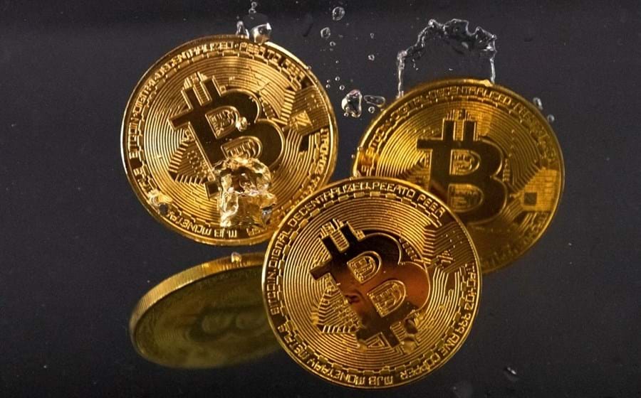 A criptomoeda mais cotada do mercado negoceia atualmente na fasquia dos 26 mil euros. Com e sem apetite pelo mercado de risco, a bitcoin conseguiu valorizar entre janeiro e março.