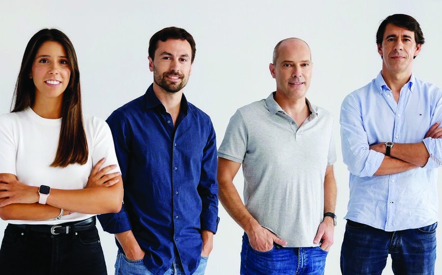Carlos Alberto Silva e Carlos Moreira da Silva (primeiro e segundo a contar da direita) com Margarida Correia e Gonçalo Borges, da 33N.