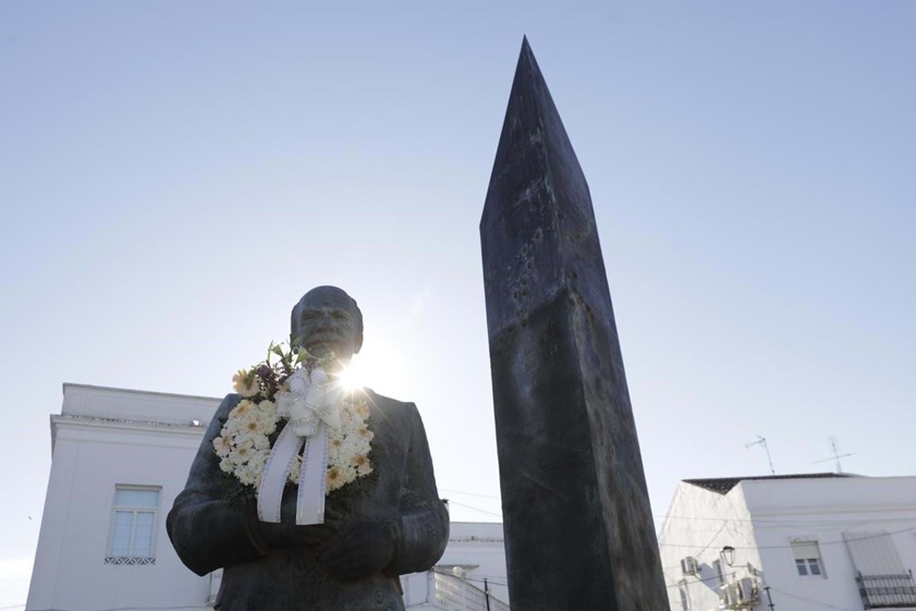 Uma multidão recebeu esta segunda-feira o cortejo fúnebre de Rui Nabeiro na rotunda de entrada em Campo Maior, onde se ergue uma estátua de homenagem ao empresário