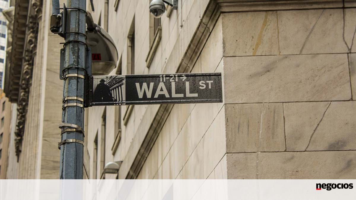 Red dominates Wall Street.  Only Nasdaq escapes – the stock exchange