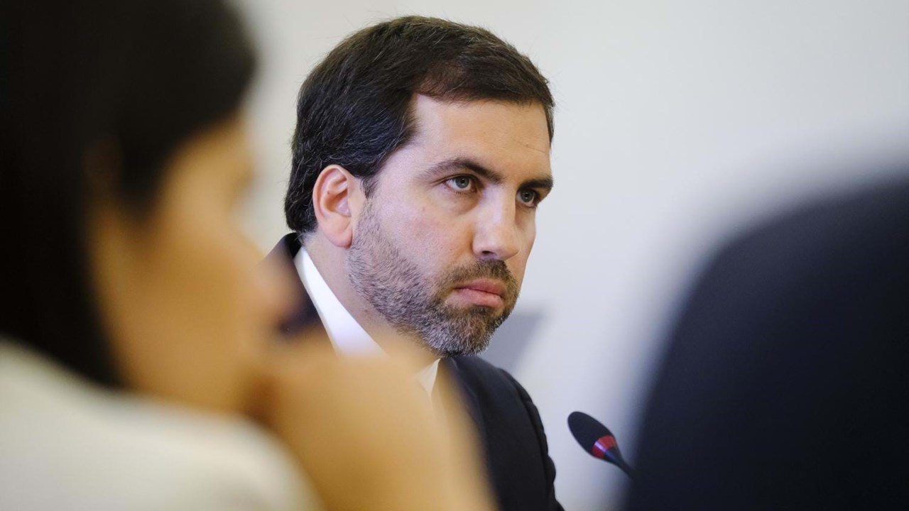 Tiago Aires Mateus demite-se de presidente da comissão de vencimentos ...