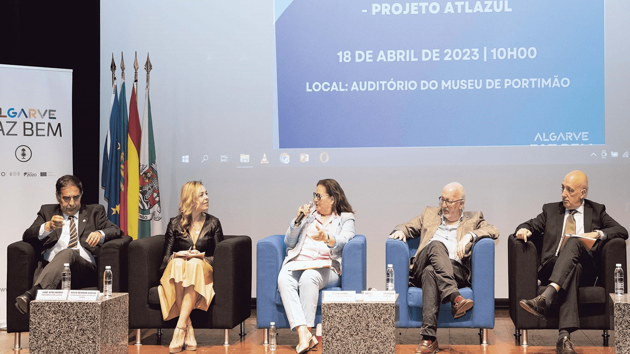 Isilda Gomes, autarca de Portimão, fala com Rocío Reinoso Cuevas, do Projeto Atlazul, e com José Apolinário, da CCDR Algarve. Ao seu lado esquerdo estão António Ceia da Silva, da CCDR Alentejo e Javier Noriega Hernández, da Cluster Marítimo Marinho da Andaluzia.