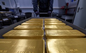 Escalada no Médio Oriente leva ouro acima dos 2 mil dólares