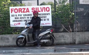 Berlusconi sai dos cuidados intensivos mas permanece hospitalizado em Itália