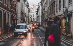 lisboa rua pessoas consumo comércio