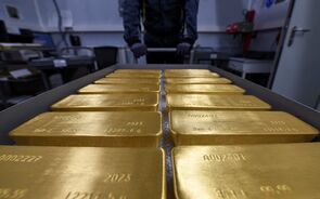 Ouro acima dos 2.000 dólares à espera das atas da Fed