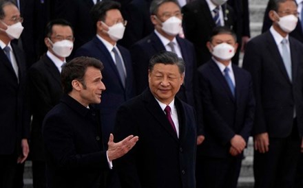 Macron insta Xi a usar influência para ajudar a pôr termo à guerra na Ucrânia