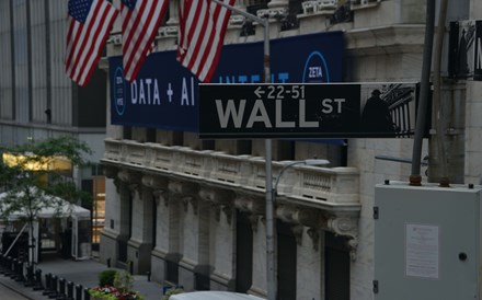 Wall Street remata no verde com investidores à espera de mais contas