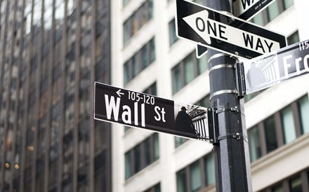 Wall Street fecha no vermelho e juros agravam-se de olhos postos em Washington 