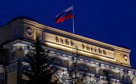Banco central russo exclui intervenção no mercado cambial para apoiar o rublo